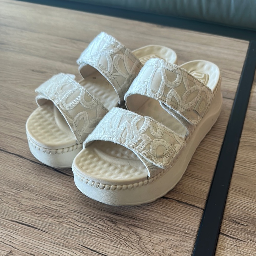 Hey Dude Women's Cream Slide Platform Sandals